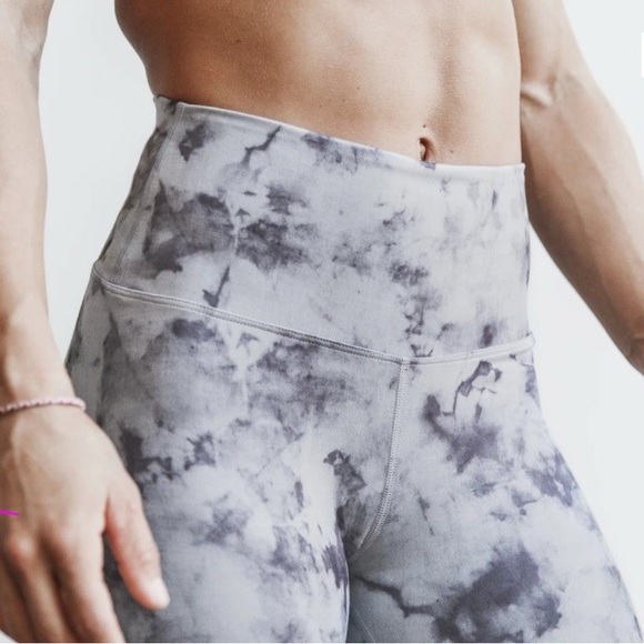 NWT NOBULL Women’s High Rise Crop Tight - Large - Cloud Black Tie Dye - Picture 3 of 9